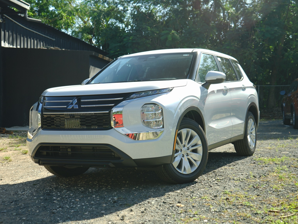 2026 Mitsubishi Outlander ES FWD's photo