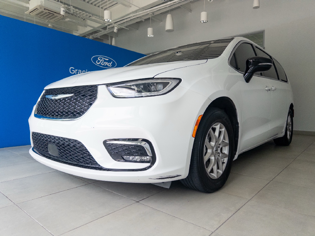 2024 Chrysler Pacifica Touring's photo