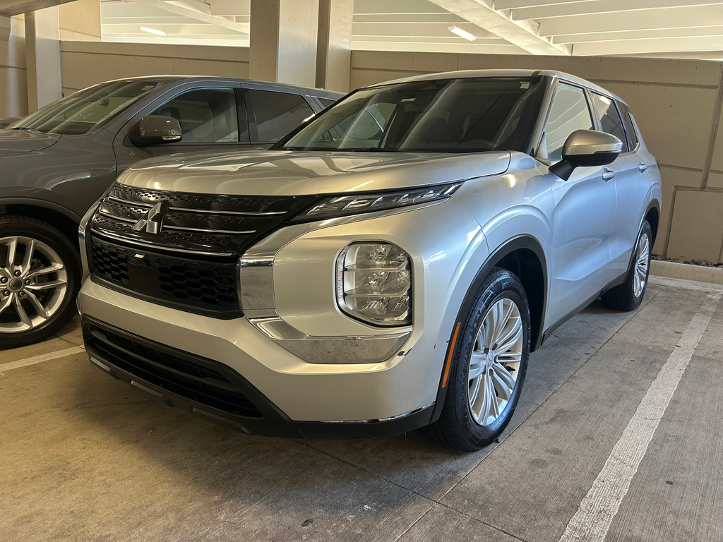 2023 Mitsubishi Outlander ES 2WD's photo