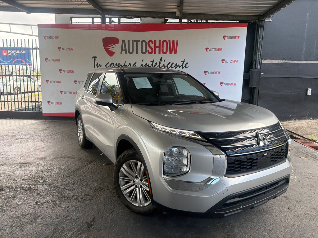 2024 Mitsubishi Outlander ES 2WD's photo
