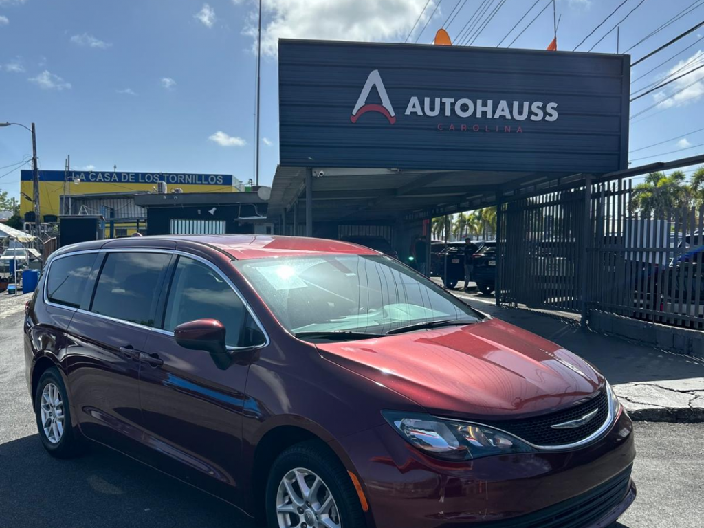 2019 Chrysler Pacifica LX's photo