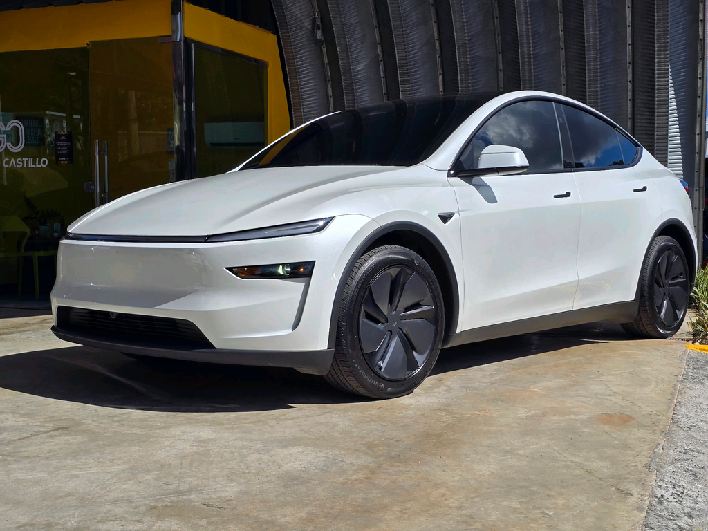 2026 Tesla Model Y Premium Rear Wheel Drive's photo