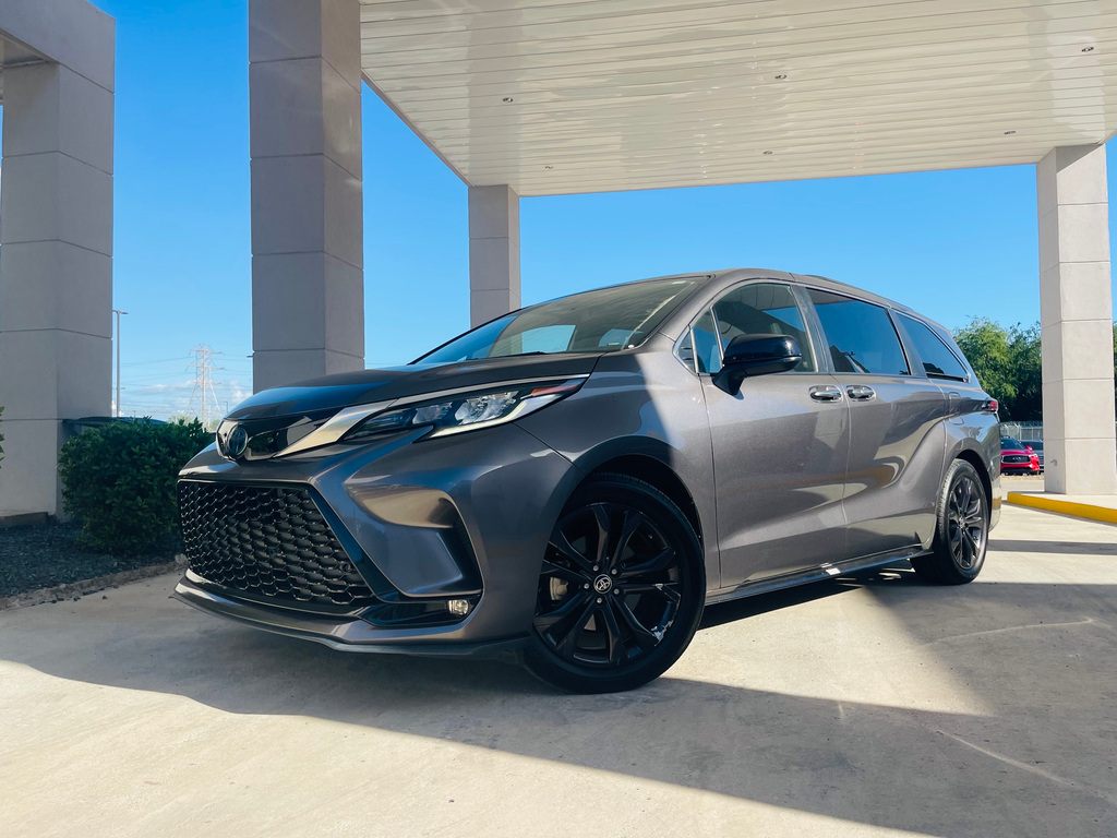 2022 Toyota Sienna XSE's photo