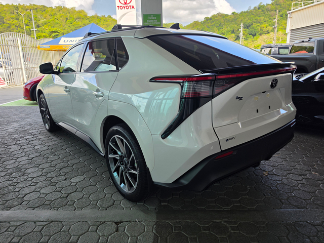 2026 Toyota bZ XLE PLUS