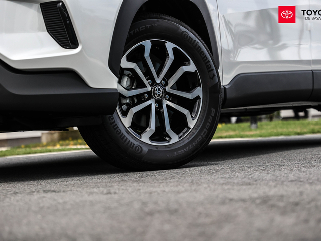 Toyota Corolla Cross Hybrid SE (Platinum White)