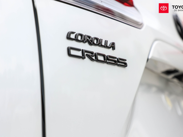 Toyota Corolla Cross Hybrid SE (Platinum White)