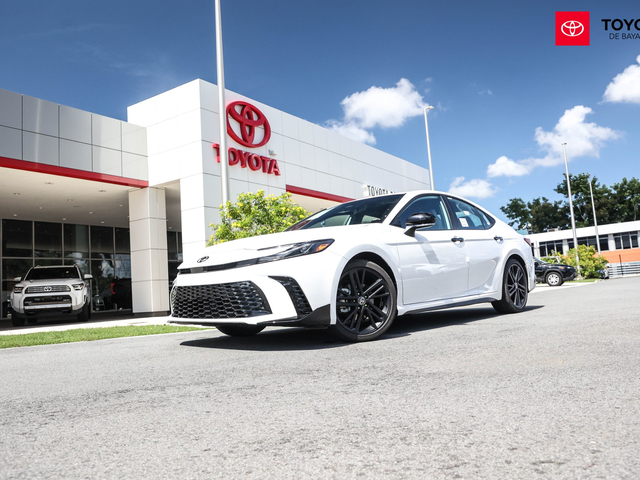 Toyota Camry SE Hybrid White