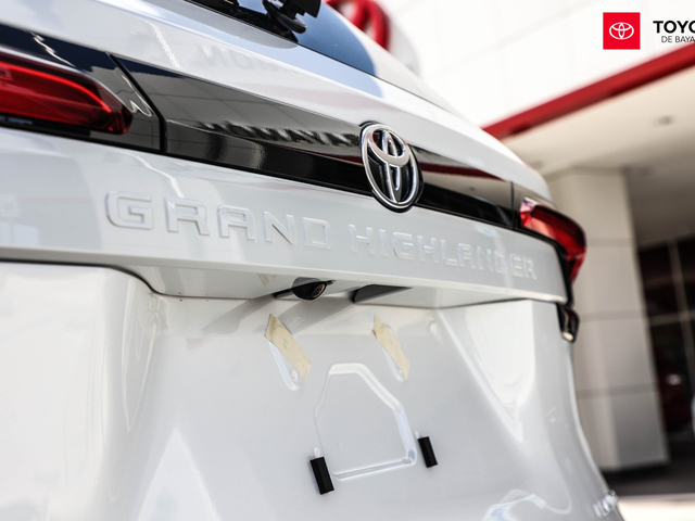 Toyota Grand Highlanlader Limited (White)