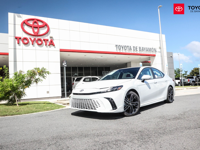 Toyota Camry XSE Hybrid (White/Red)