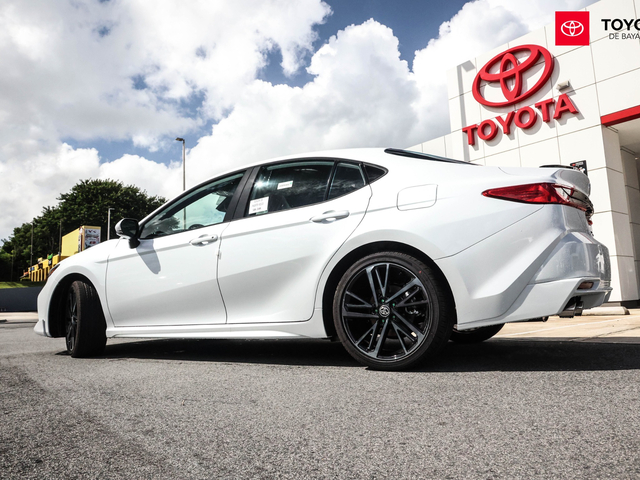Toyota Camry XSE Hybrid (White/Red)