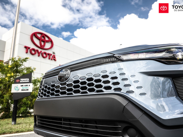 Toyota Corolla Cross Hybrid SE (Celestite Gray)