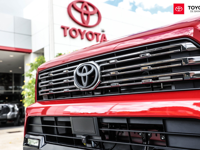 Toyota 4Runner Platinum (Emotional Red)
