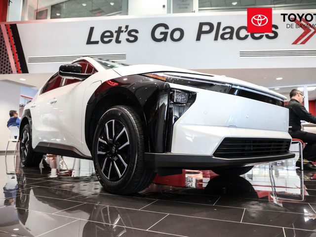Toyota BZ XLE (Platinum White)