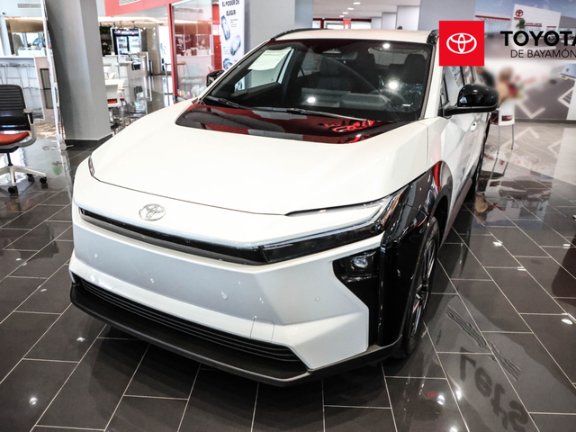 Toyota BZ XLE (Platinum White)