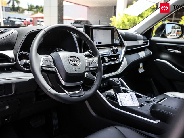 Toyota Highlander XLE (Attitude Black)