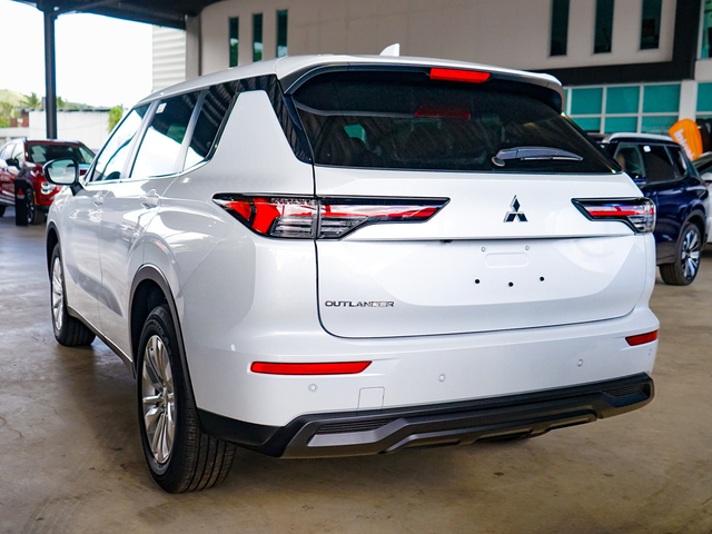 2026 Mitsubishi Outlander ES