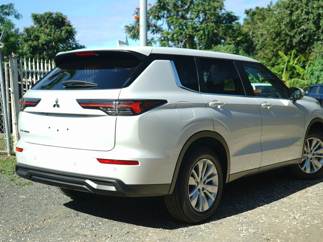 2026 Mitsubishi Outlander ES