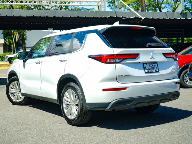 2026 Mitsubishi Outlander ES