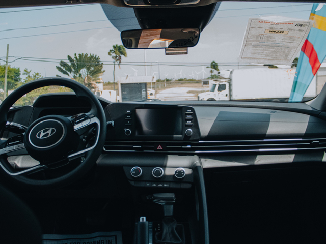 2025 Hyundai Elantra SE