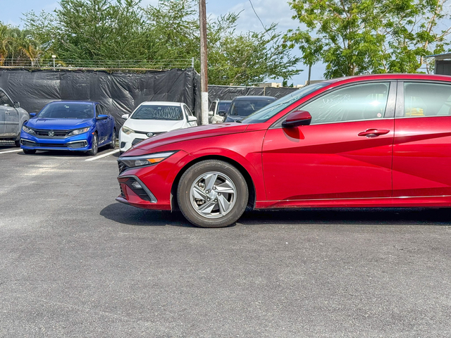 2025 Hyundai Elantra SE