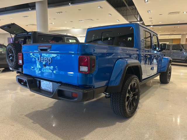 2025 Jeep Gladiator Nighthawk 4dr Crew Cab 4WD SB (3.6L 6cyl 8A)