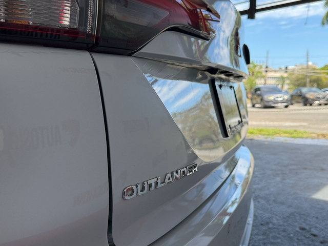 2023 Mitsubishi Outlander ES