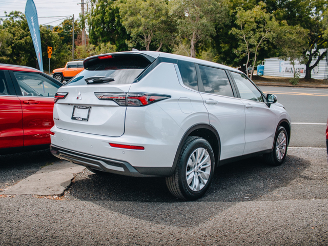 2026 Mitsubishi Outlander ES