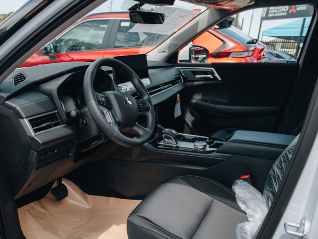 2026 Mitsubishi Outlander ES