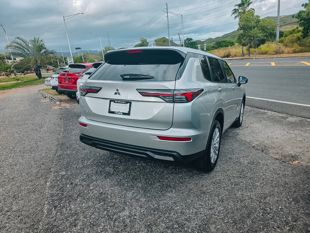 2026 Mitsubishi Outlander ES