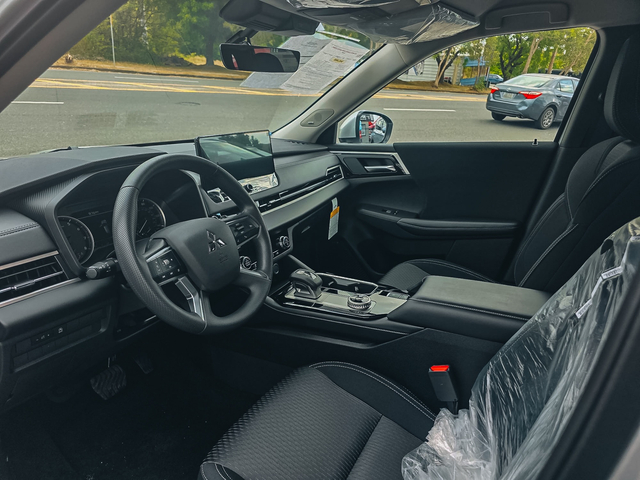2026 Mitsubishi Outlander ES