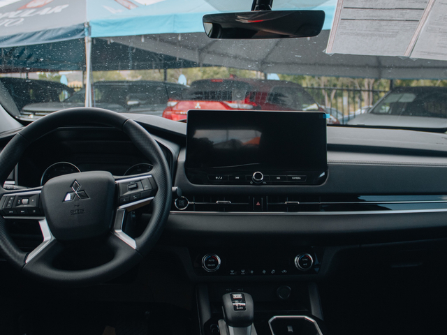 2026 Mitsubishi Outlander ES