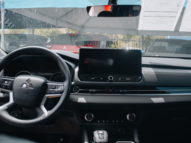 2026 Mitsubishi Outlander ES