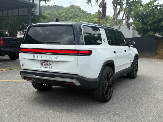 2022 Rivian R1S