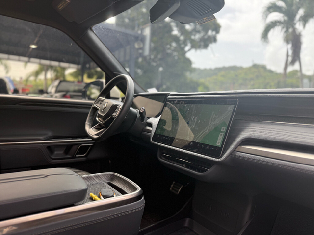 2022 Rivian R1S