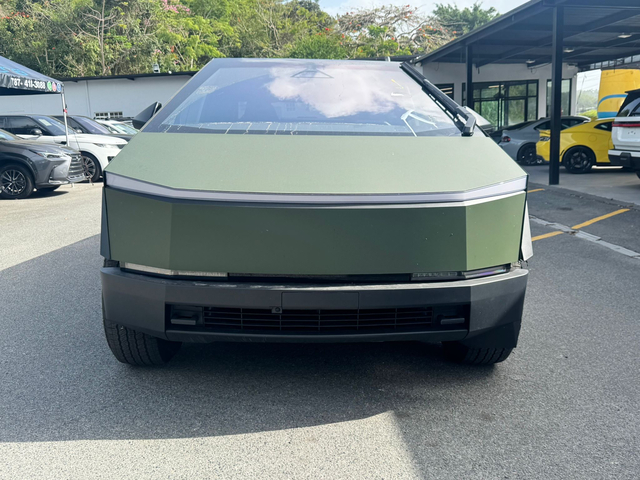 2025 Tesla Cybertruck Long Range