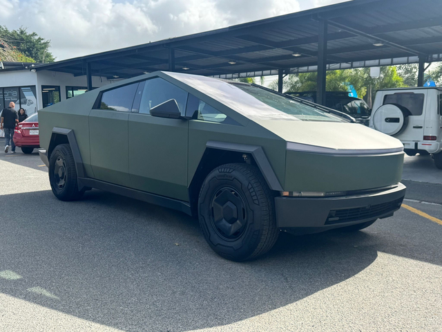 2025 Tesla Cybertruck Long Range