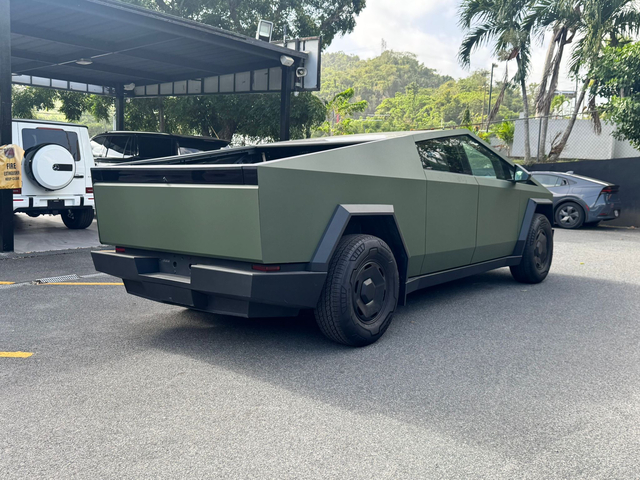 2025 Tesla Cybertruck Long Range