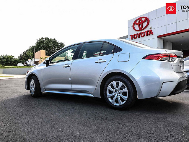Toyota Corolla LE (Silver) Básico
