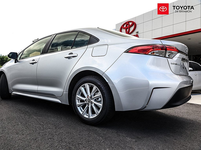 Toyota Corolla LE (Silver)