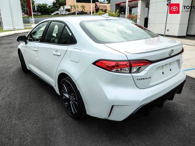 Toyota Corolla SE (White)
