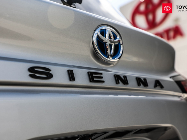Toyota Sienna XSE Hybrid (Silver)