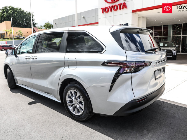 Toyota Sienna LE( Silver)