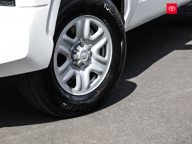 Toyota Tundra SR (White)