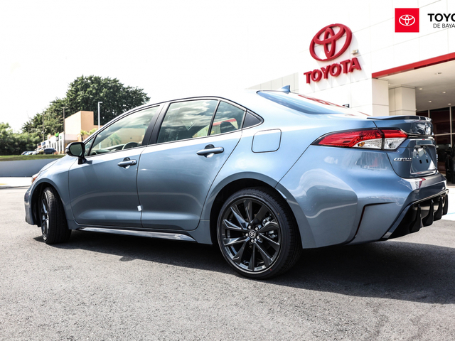Toyota Corolla SE Hybrid (Celeste)