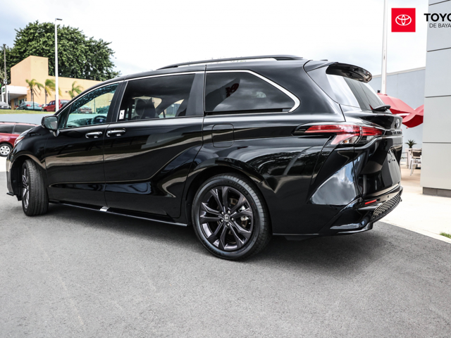 Toyota Sienna XSE (Black)