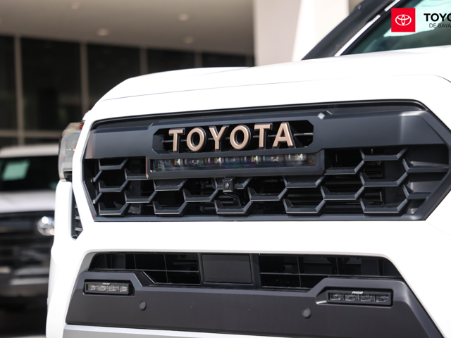 Toyota Tacoma TrailHunter (White)