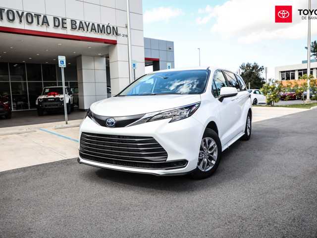 Toyota Sienna LE (White)
