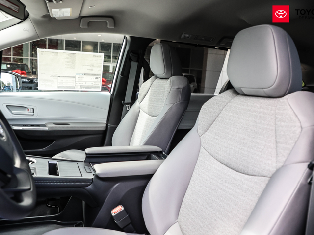 Toyota Sienna LE (White)