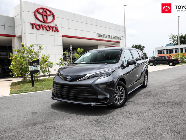 Toyota Sienna LE (Charcoal Gray)