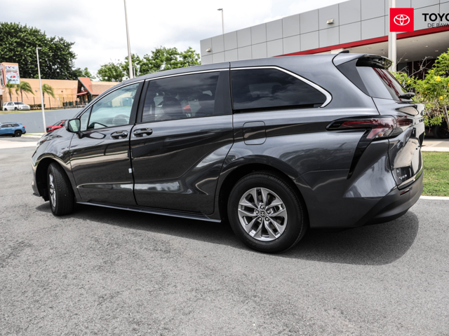 Toyota Sienna LE (Charcoal Gray)